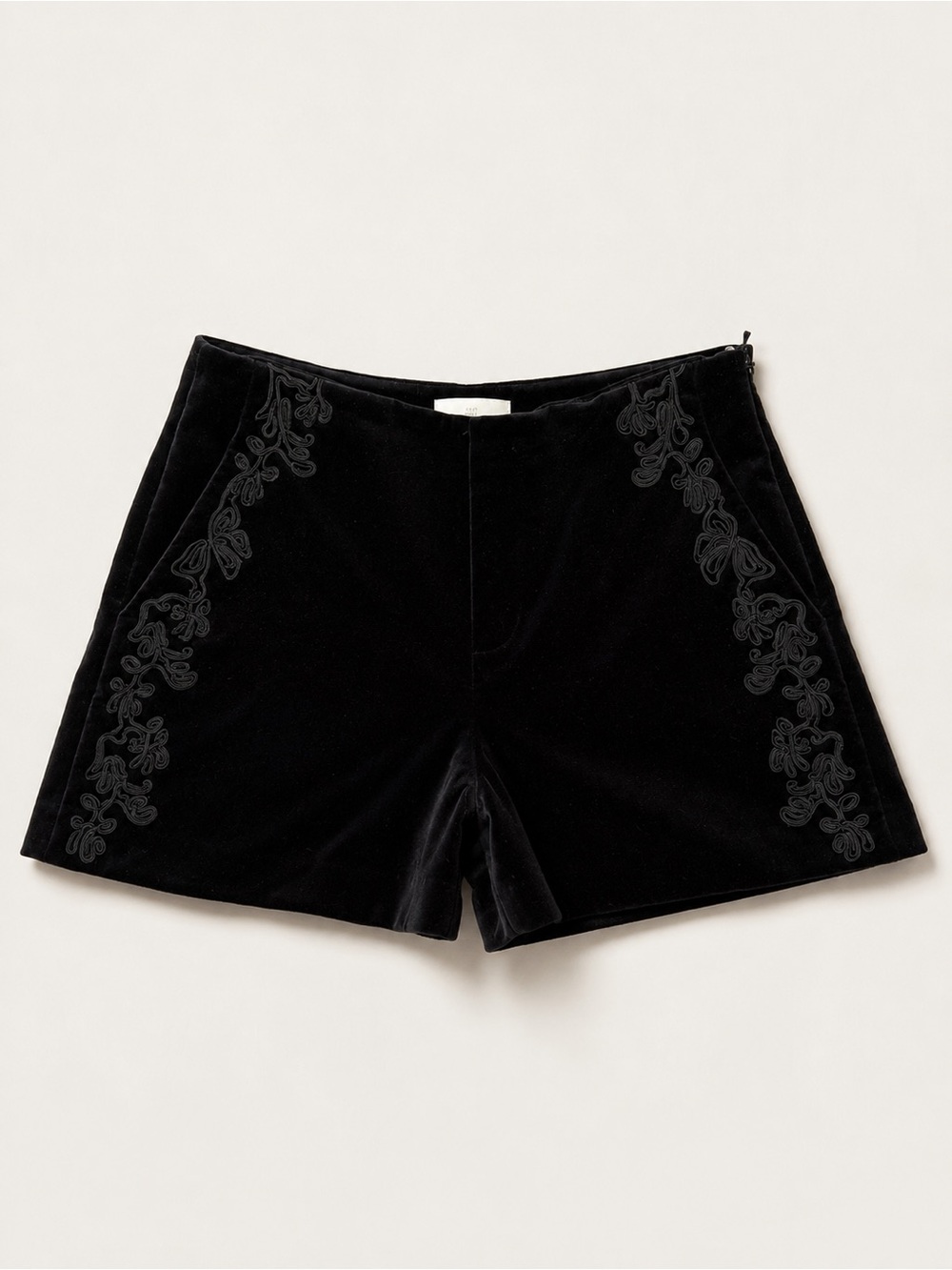 H&M Embroidered Velvet Shorts
Women’s Size 10 (US)